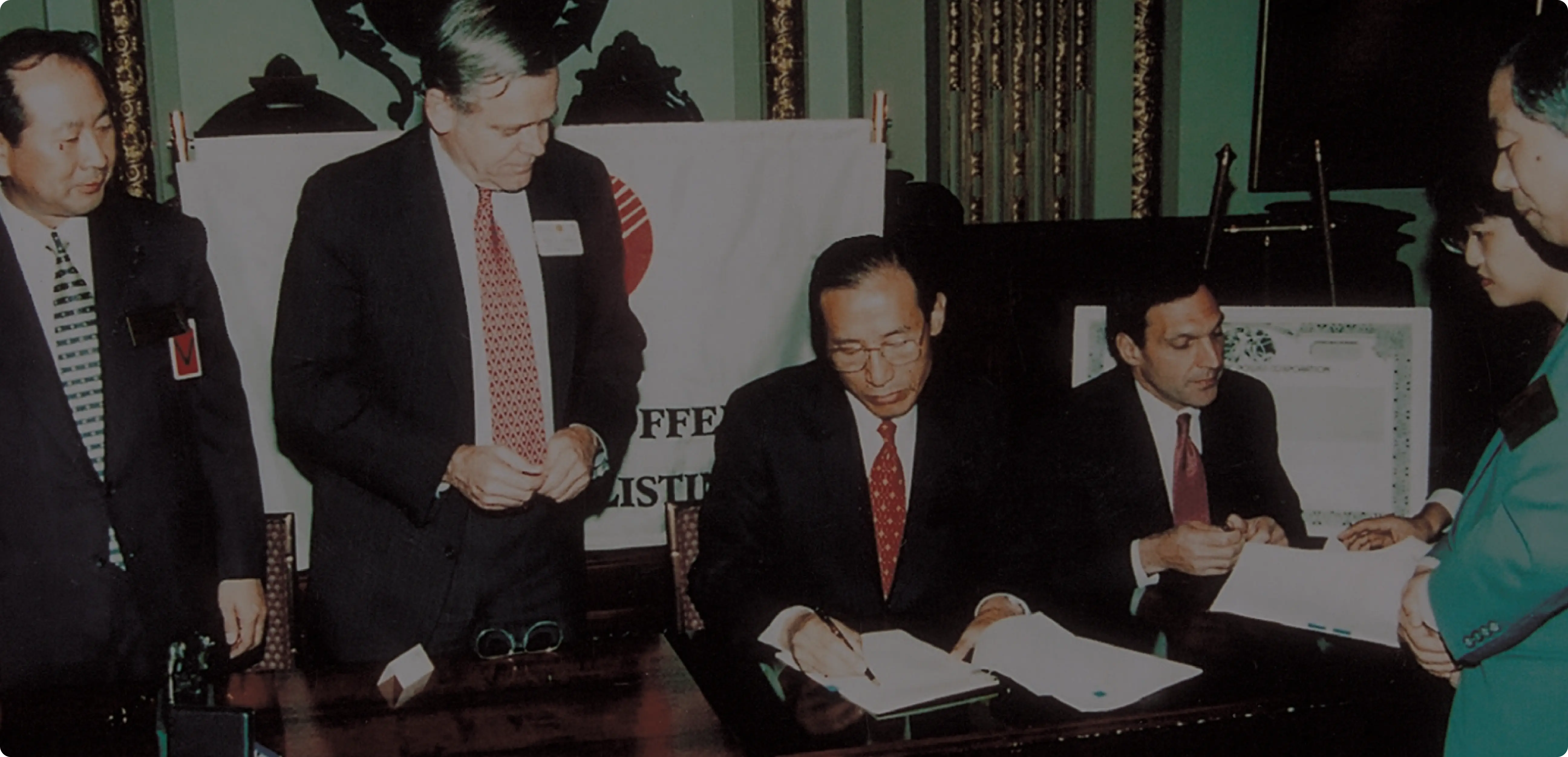 뉴욕증시에 상장하는 기업 관계자들이 모여 서류를 검토하는 모습