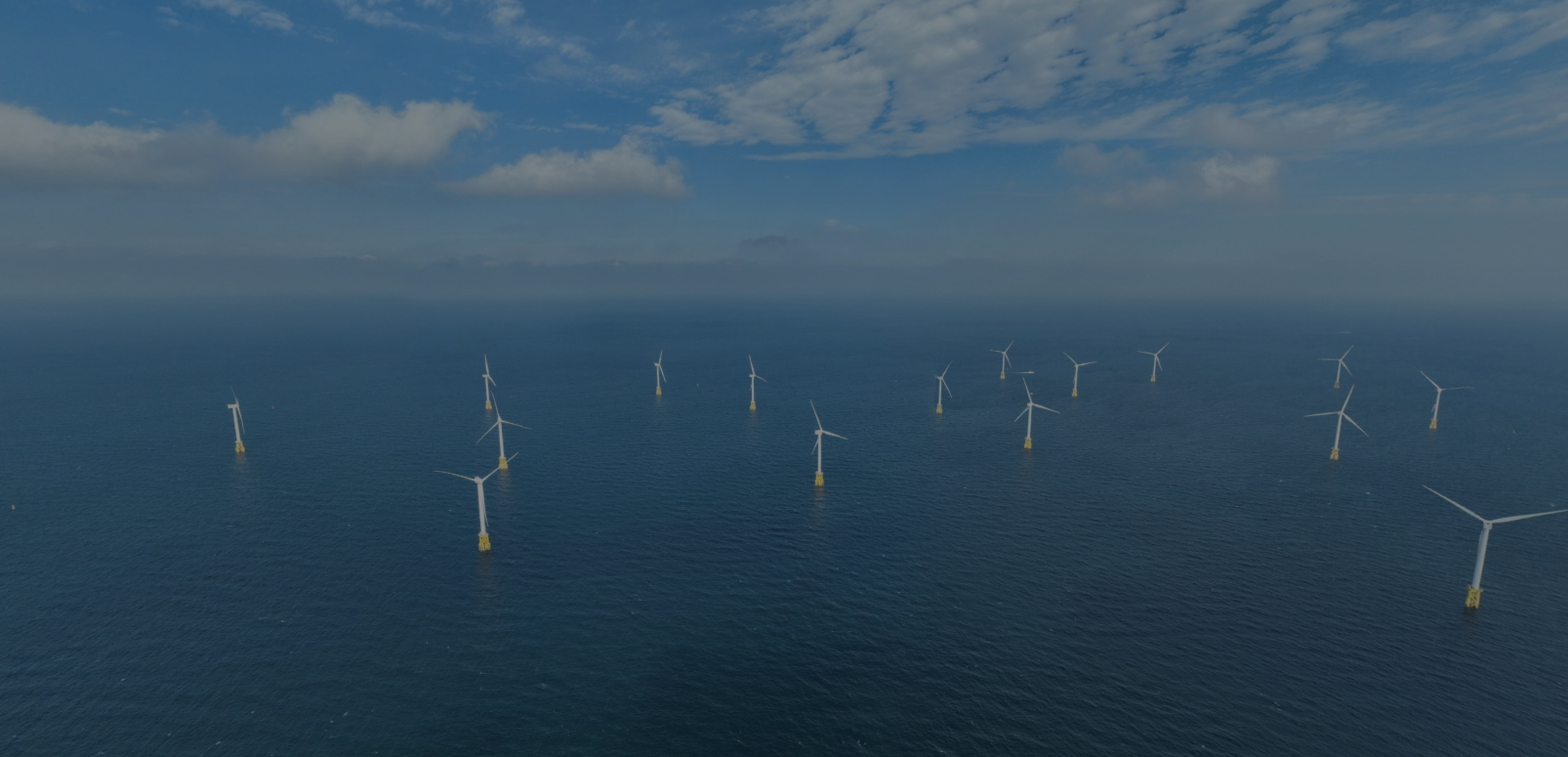 바다 위에 설치된 한국전력공사 해상 풍력발전 시설 모습