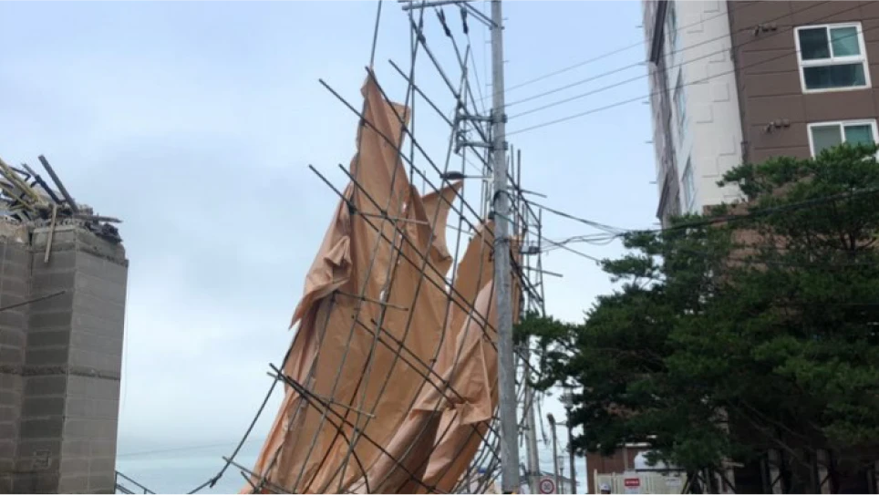 전신주 위로 쓰러진 공사장 방풍막 사진