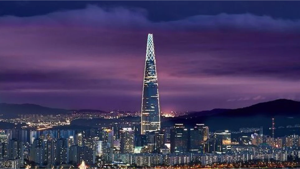 야경 속 도심과 고층 빌딩이 환하게 불을 밝히고 있는 모습 사진