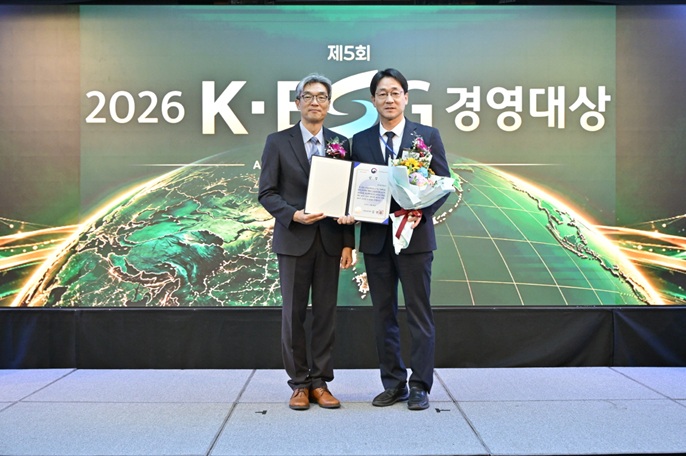 (보도사진) 수상 사진_한전 박창률 기획처장(오른쪽)
