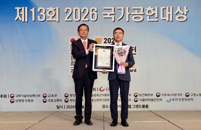 (보도사진) 제13회 2026 국가공헌대상(사진 오른쪽 연원섭 한국전력 인사처장)