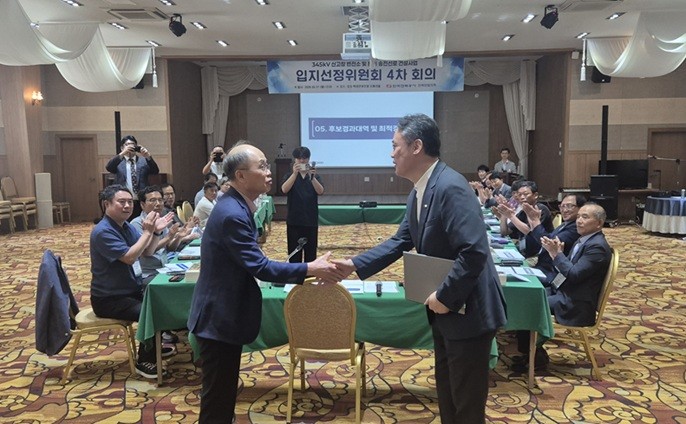보도사진1. 신고창변전소 최종부지 확정 전달식(왼쪽부터 최석우 입지선정위원회 위원장. 이광직 한전 전력망입지처장)
