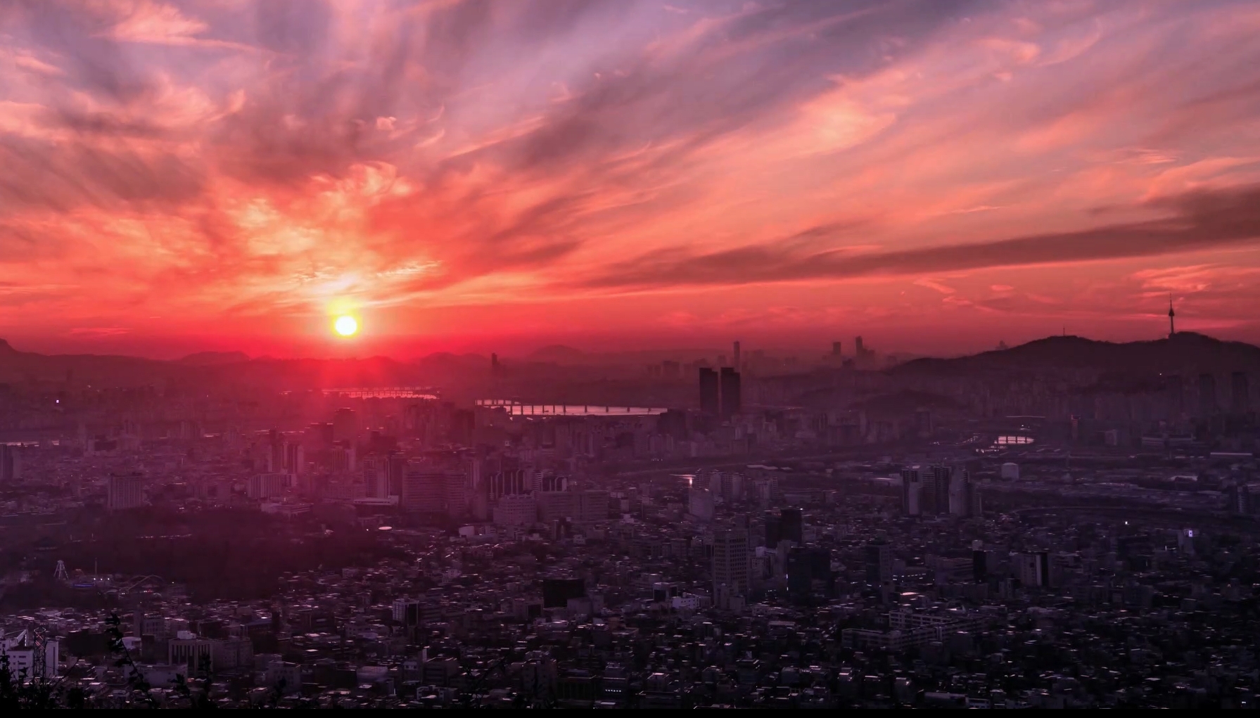희망찬 분위기의 해가 뜨는 풍경