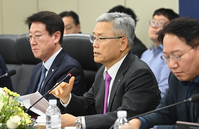 포럼에서 발언하고 있는 김동철 사장(가운데)