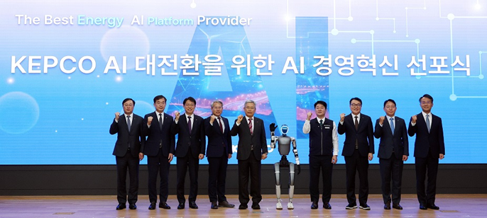 (보도사진1) AI경영혁신 선포식 경영진 및 노조위원장 단체사진(왼쪽에서다섯번째 김동철 사장. 여섯번째 노조위원장 조창연)