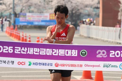 군산새만금마라톤 국내 1위를 차지한 심종섭(한국전력공사). (대한육상연맹 제공)