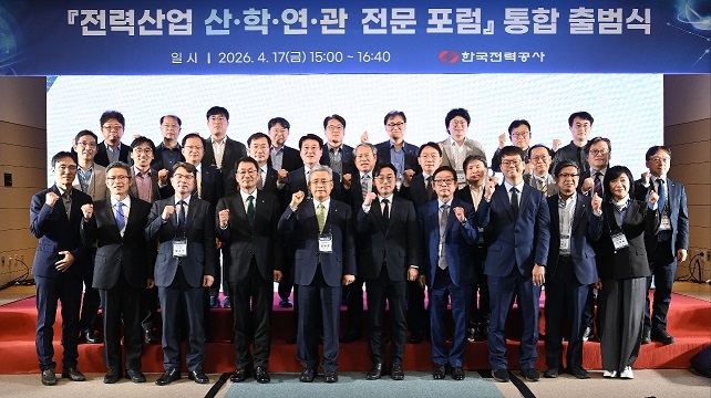 보도사진1 단체사진(1열 좌측에서 네번째부터 김영기 HD현대일렉트릭 대표이사. 김동철 한전 사장. 이원주 에너지전환정책실장. 박종배 건국대학교 교수)
