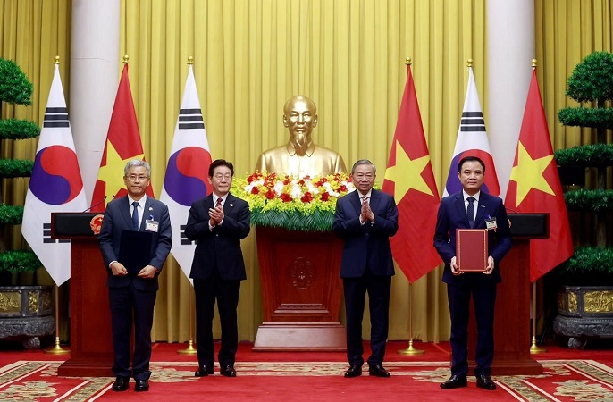 한전-Petrovietnam 간 MOU 체결_(왼쪽에서1번째) 한국전력공사 사장 김동철(오른쪽에서 1번째) Petrovietnam 회장 레 응옥 손(Le Ngoc Son)