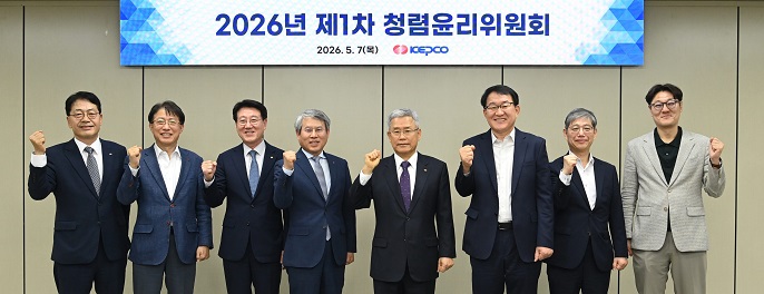 왼쪽부터 김재군 한전 전력계통부사장, 안중은 한전 경영관리부사장, 정치교 한전 안영배부사장, 오흥복 한전 기획부사장, 김동철 한전 사장, 김재옥 동원F&amp;B (전)부회장