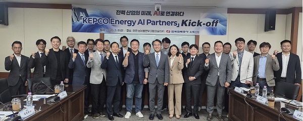 (보도사진) 가운데 주재각 한전 AI혁신단장_가운데 왼쪽 딥엑스 강상균 상무_그 다음 왼쪽 한국전기산업진흥회 이우식 전무