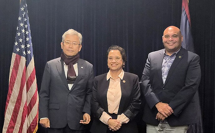 사진1_괌 주지사와 면담_왼쪽부터 한전 김동철 사장, 괌 루 레온 게레로 주지사